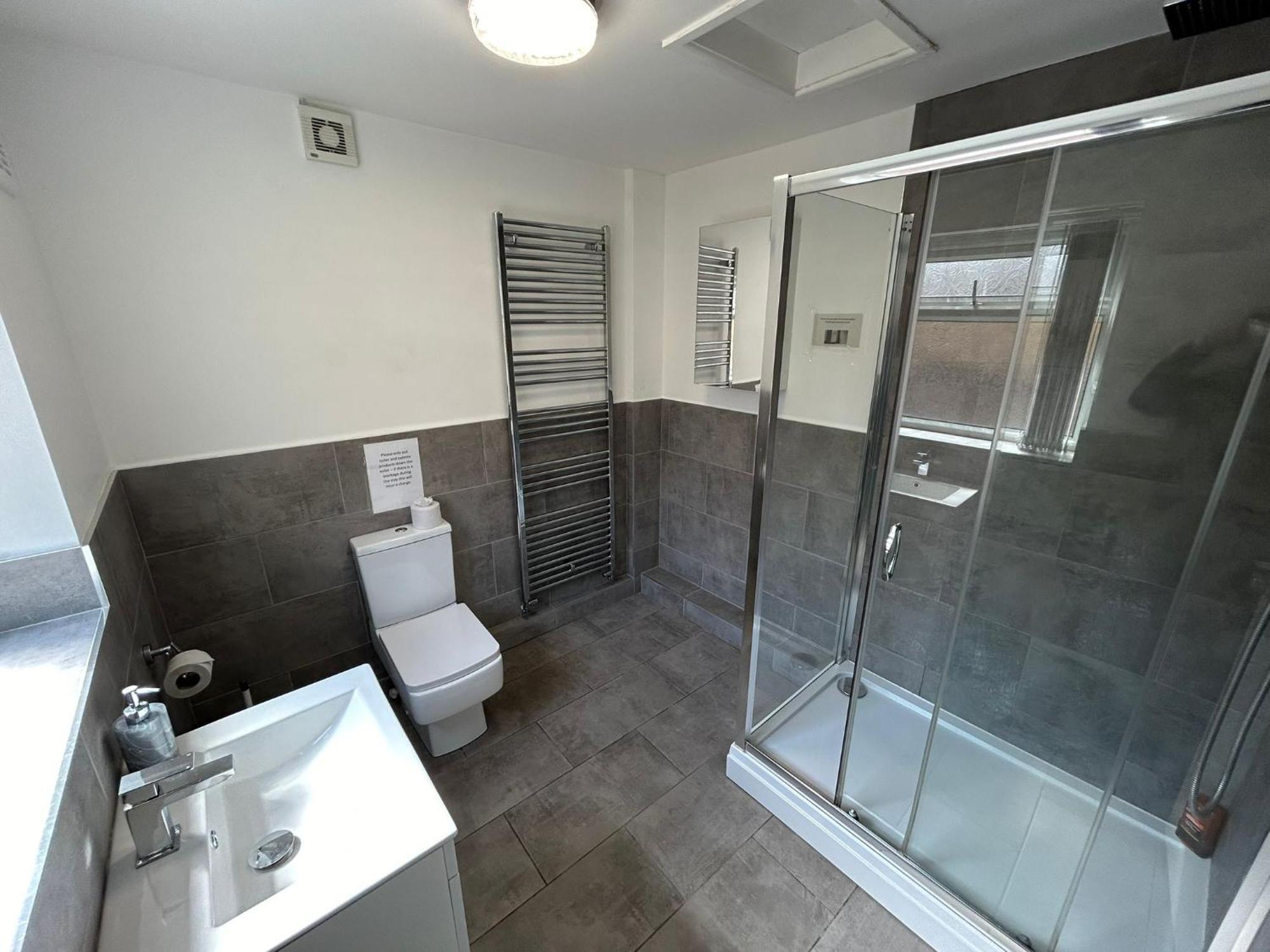 4 Bed Spacious - Perfect For Families & Contractors * Stoke-on-Trent