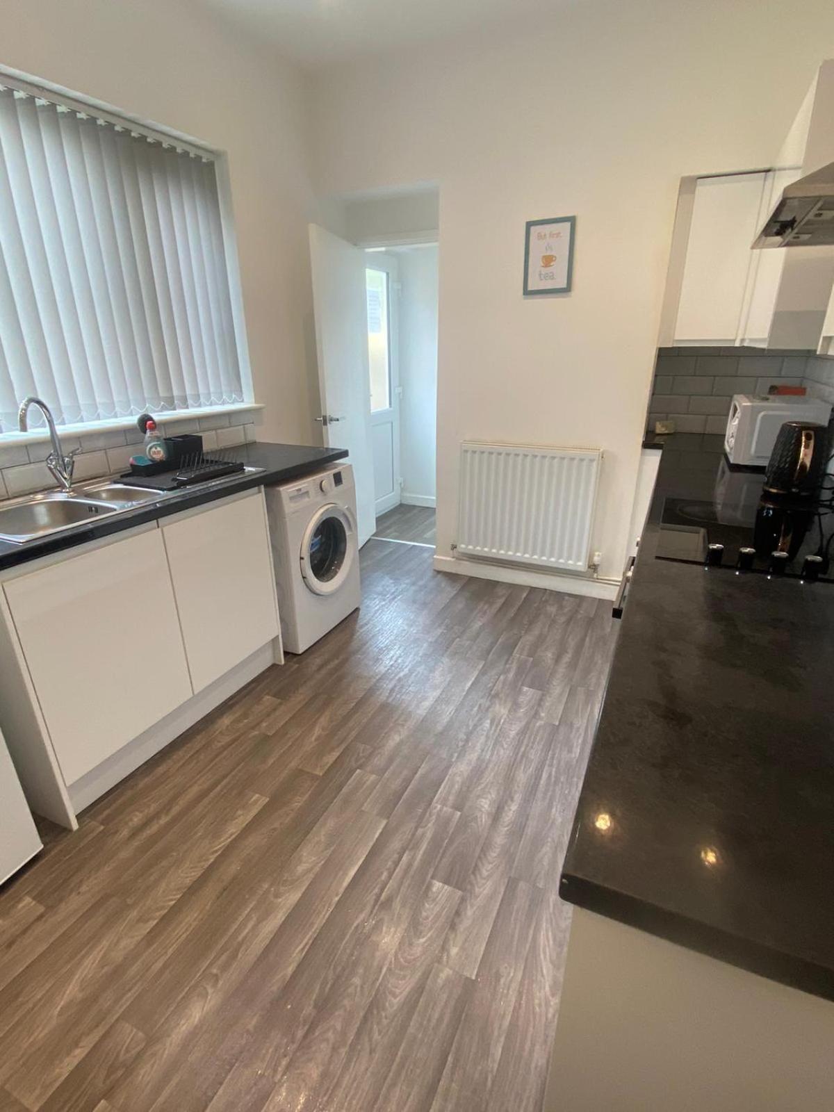 4 Bed Spacious - Perfect For Families & Contractors Holiday home *