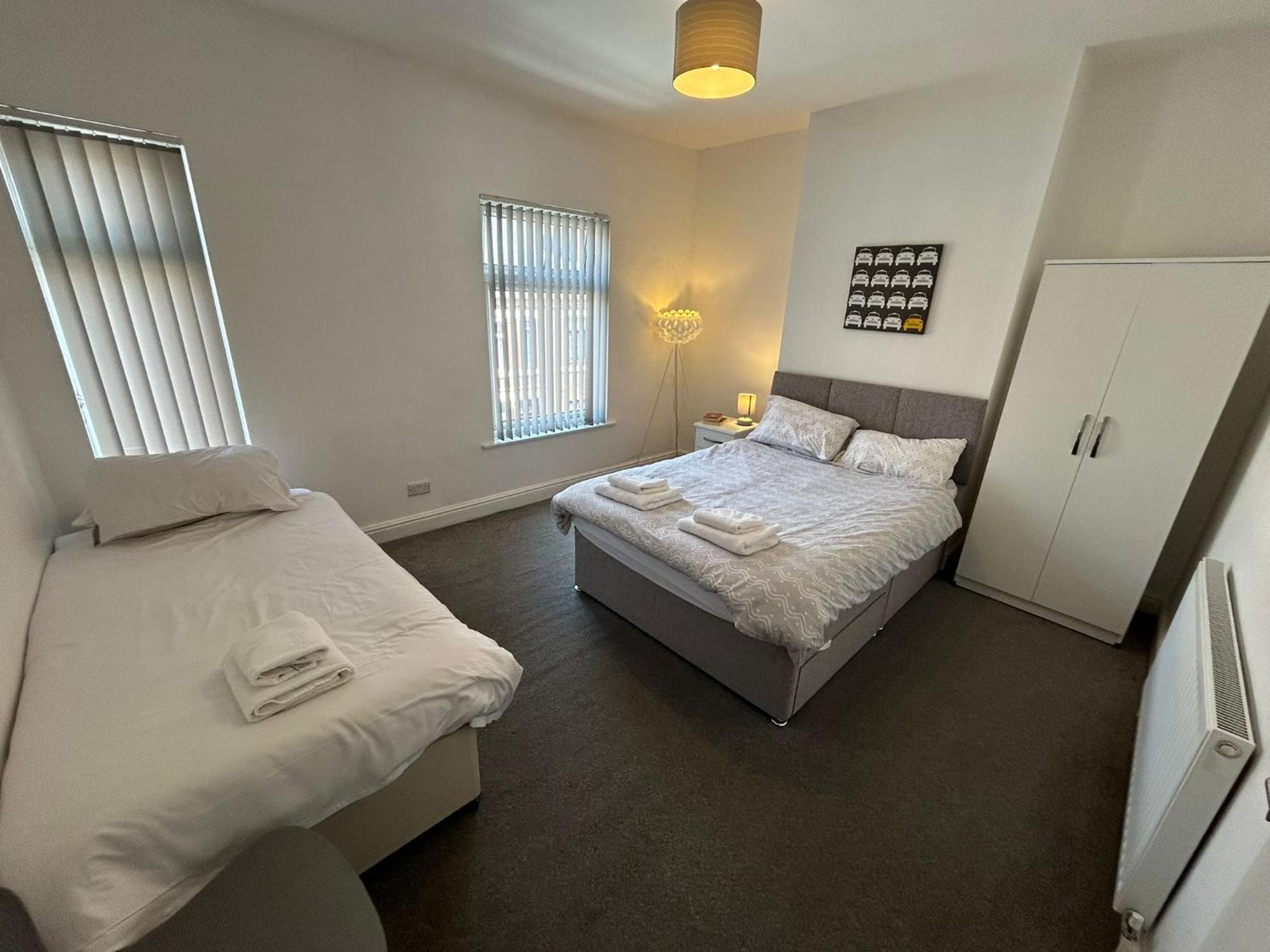 Holiday home 4 Bed Spacious - Perfect For Families & Contractors *